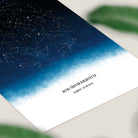 Tähtikartta-juliste Tähtiyö (käsin maalaama syvänsininen) parvekeikkunan vieressä, aamuvalossa